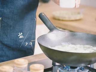 13、粽子&芥菜咸蛋汤,放入盐、香油、葱花