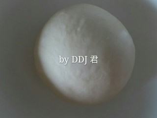 2、榴莲草莓披萨,一个程序后，取出面团团圆，放入一个大碗内，覆盖保鲜膜进行发酵