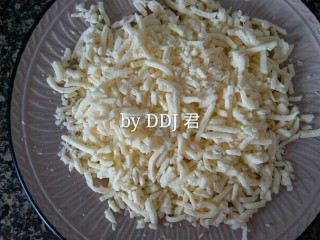 3、榴莲草莓披萨,发酵的时候，取出芝士解冻