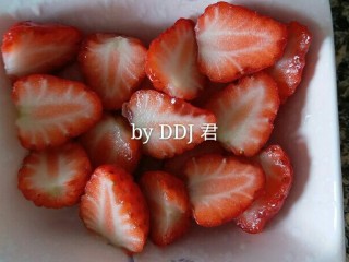5、榴莲草莓披萨,草莓对半切开