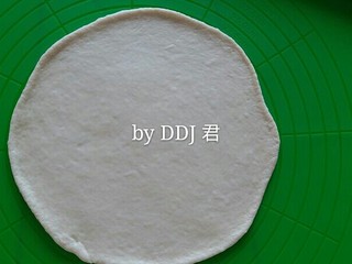 8、榴莲草莓披萨,用擀面杖擀至八寸披萨盘那么大