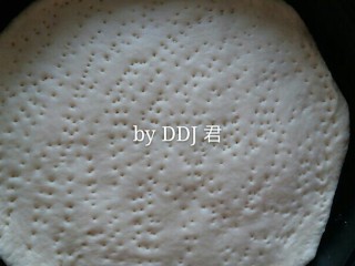 9、榴莲草莓披萨,放入披萨盘，用叉子扎孔