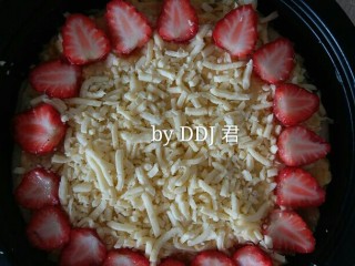 12、榴莲草莓披萨,撒上芝士，边缘围上草莓