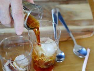 3、英式水果鸡尾酒Pimm's,5.倒入玻璃杯中。