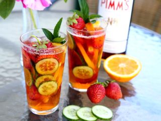 8、英式水果鸡尾酒Pimm's,12.最后搅拌匀，放入薄荷嫩枝和一个完整的草莓装饰。