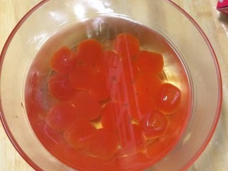 7、#甜味#莲蓉蛋黄月饼,接下来是蛋黄,我买的现成的,用玉米油浸泡了一晚去蛋腥味