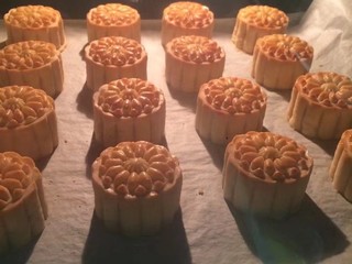 19、#甜味#莲蓉蛋黄月饼,我是175度烤了20分钟,每隔五分钟取出表面花纹抹一边蛋黄液,少许即可不要贪多,月饼烤到表面微黄就可以了,不要烤太久,你也可以根据自家烤箱来设定温度