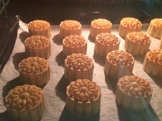 20、#甜味#莲蓉蛋黄月饼,月饼烤好后,取出放凉,装袋保存起来就可以了,建议买一些防腐剂包,能让月饼放久一点