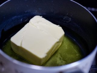 2、荷兰酱汁,融化黄油