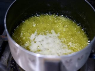 3、荷兰酱汁,至全部融化表面起白沫,放室温备用