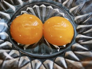 4、荷兰酱汁,取两个蛋黄备用