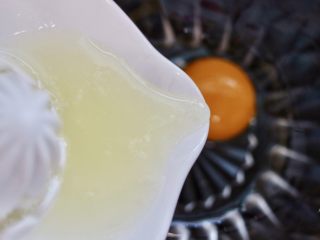 7、荷兰酱汁,柠檬汁倒入蛋黄中