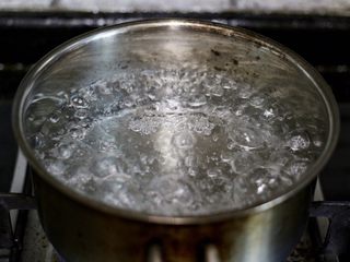 8、荷兰酱汁,取一小锅煮沸一锅水