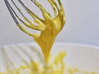 12、荷兰酱汁,如果太粘稠,可以适量加点温水,再搅拌均匀融合