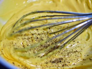 14、荷兰酱汁,加点黑胡椒再搅拌融合即可