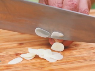 2、法式香草烤鸡腿,蒜切片。