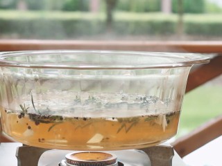 4、法式香草烤鸡腿,锅内加清水，放入黑胡椒、蒜片、香叶、百里香、迷迭香，煮开。