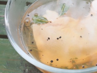 5、法式香草烤鸡腿,加入鸡腿，腌制一夜。