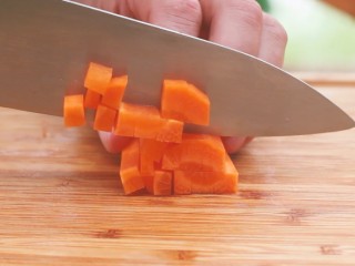 6、法式香草烤鸡腿,胡萝卜切丁。