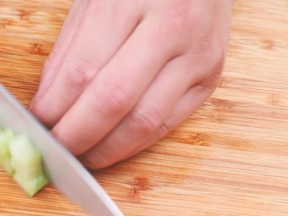 7、法式香草烤鸡腿,西芹切丁。