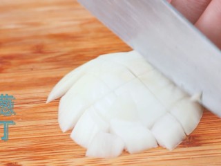 8、法式香草烤鸡腿,洋葱切丁。