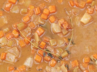 9、法式香草烤鸡腿,胡萝卜丁、西芹丁、洋葱丁下锅加油翻炒，加百里香、香叶、芥末、红酒醋、白酒醋、盐、水，煮开。