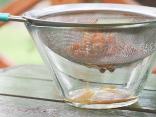 10、法式香草烤鸡腿,过滤后将得到的汁水倒入容器，备用。