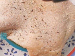 11、法式香草烤鸡腿,将鸡腿两面均匀撒上黑胡椒、白胡椒、盐。