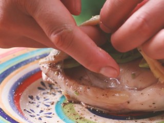 12、法式香草烤鸡腿,将牛油果切片，放入鸡腿内。