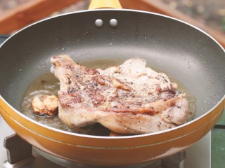 13、法式香草烤鸡腿,锅内倒入油，放上蒜，煎鸡腿。