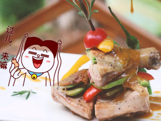 15、法式香草烤鸡腿,将鸡腿切块，淋上刚才做好的酱汁，礼成。