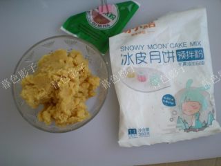 1、红曲粉冰皮月饼,准备主食材：易小焙冰皮月饼预拌粉，红曲粉，豆沙馅。