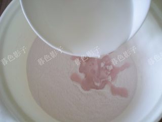 2、红曲粉冰皮月饼,热水倒进冰皮粉混合