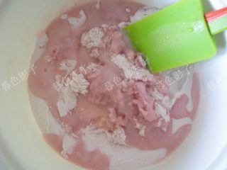 3、红曲粉冰皮月饼,刮刀翻拌到无干粉