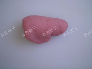 5、红曲粉冰皮月饼,在面案上用手揉光滑面胚