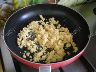 7、红曲粉冰皮月饼,豆沙感觉有洗软炒一下，手握成团即可