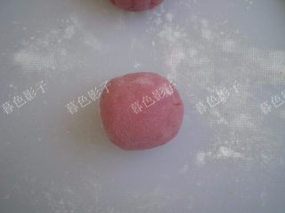 11、红曲粉冰皮月饼,包好的月饼倒扣