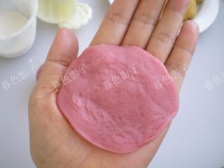 9、红曲粉冰皮月饼,豆沙23克，冰皮按压好