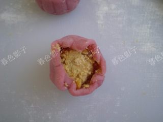 10、红曲粉冰皮月饼,包馅料慢慢的收拢饼皮