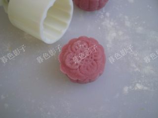 12、红曲粉冰皮月饼,提起模具漂亮的冰皮月饼做好了