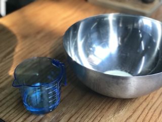 1、经典棉花糖,将21克明胶放在一个比较大的盘里、加入1/2杯水(70克)、明胶吸收水的时候我们就准备糖浆