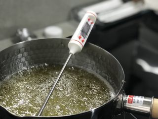 2、经典棉花糖,开小火将糖浆煮至120度C或240度F、煮过程中不需要搅拌. 开最小的火然后等在那边,只要看温度就好了.