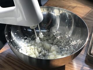 4、经典棉花糖,打开打蛋机先打一下明胶、10秒就够了