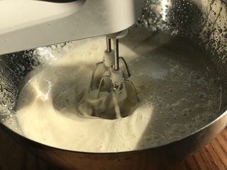 7、经典棉花糖,2分布左右、你可以看到液体里很多气泡. 开最高的速度继续打