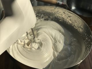 9、经典棉花糖,7-8分钟后看起来跟蛋白糖一样的但是我们要去继续打