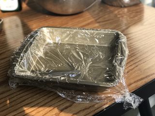 11、经典棉花糖,现在很快准备一个盘子、保鲜膜上面一定要刷点油不然你拿不出来棉花糖.