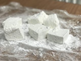 16、经典棉花糖,切好的棉花糖上也需要放点淀粉\糖粉