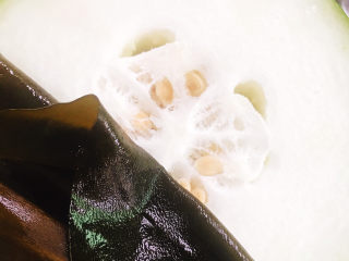 1、海带冬瓜汤,准备好冬瓜和海带