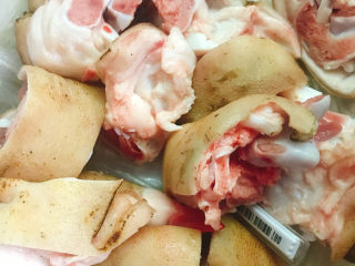 4、海带冬瓜汤,猪蹄用火烧后剁成块