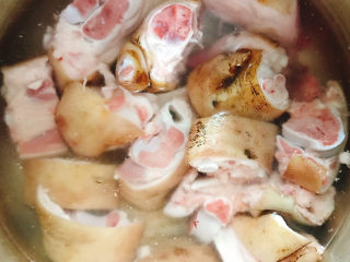 6、海带冬瓜汤,加入适量清水大火烧开